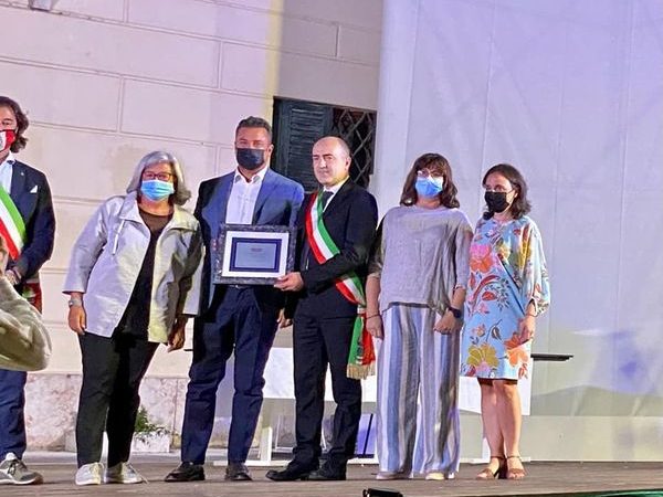 60 YEARS OF VIVCOLOR In this photo there are not