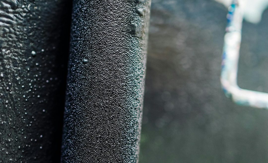 PEINTURE BITUMINEUSE NOIRE : GOUDRE IMPERMÉABLE POLYVALENT Ce goudron imperméabilisant