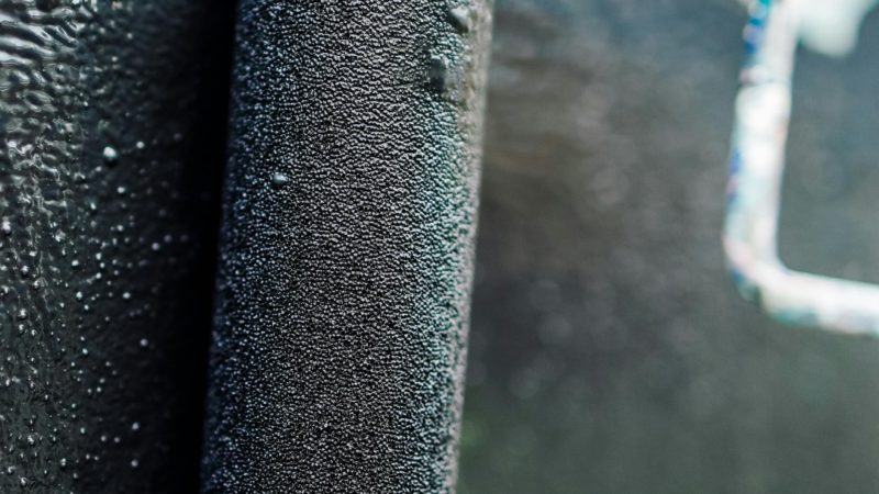 VERNICE NERA BITUMINOSA: CATRAMINA IMPERMEABILIZZANTE VERSATILE Questa catramina impermeabilizzante rappresenta